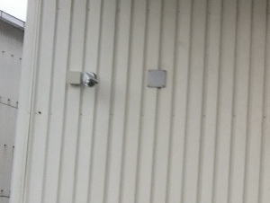 松原市の建設業者の倉庫での防犯カメラ設置工事1