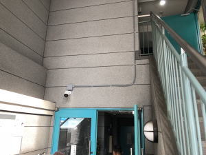 寝屋川市のテナントビルでの防犯カメラ設置工事1