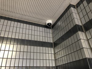 寝屋川市のテナントビルでの防犯カメラ設置工事1