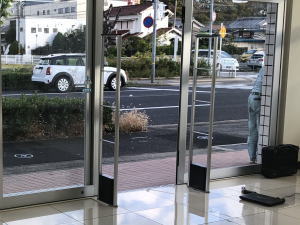 姫路市の店舗での防犯ゲート設置工事1
